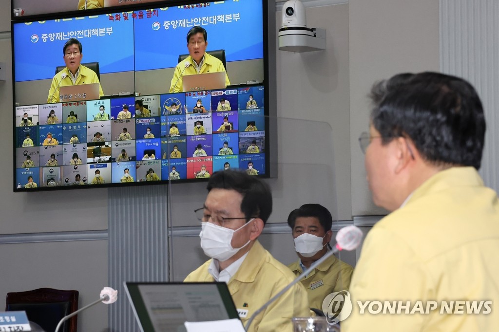 1月24日，在政府首尔办公楼，韩国中央灾难安全对策本部第二次长全海澈（右）主持召开会议。 韩联社