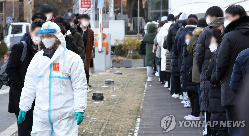 资料图片：1月24日，在设于首尔市松坡区的新冠临时筛查诊所，市民排队待检。 韩联社