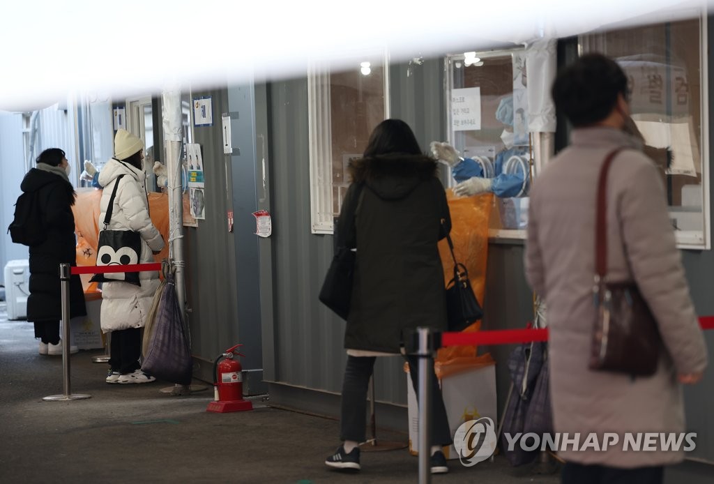 资料图片：市民接受核酸检测。 韩联社