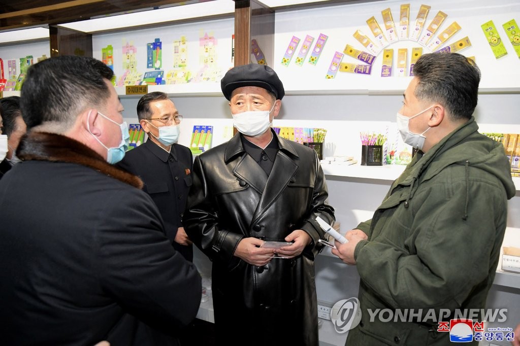 朝鲜总理视察文具生产单位