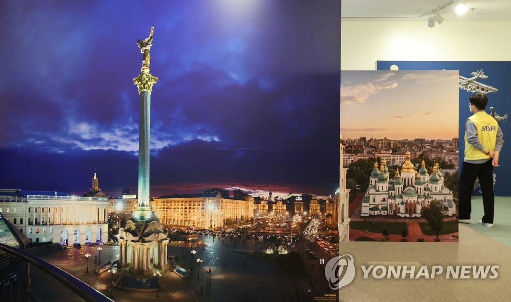 资料图片：图为1月25日韩国银行货币博物馆陈列的基辅独立广场的照片。 韩联社