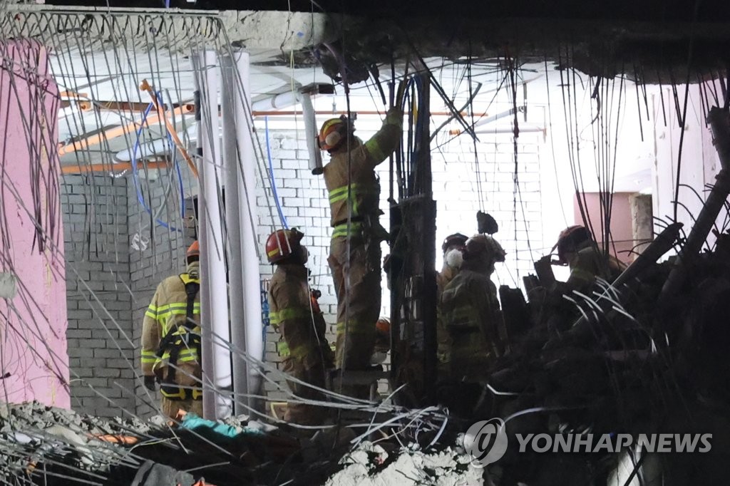 1月25日，在光州西区花亭洞，搜救队员在发生坍塌事故的在建公寓施工现场搜寻失踪人员。 韩联社