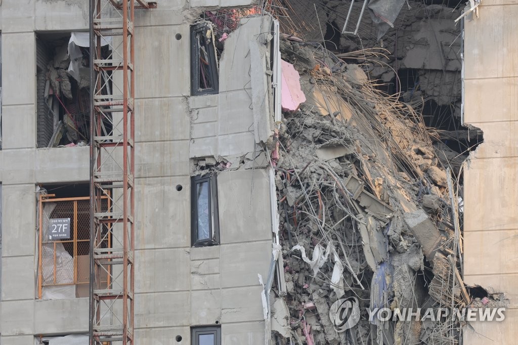1月26日，在光州西区花亭洞，搜救工作仍在进行中。 韩联社