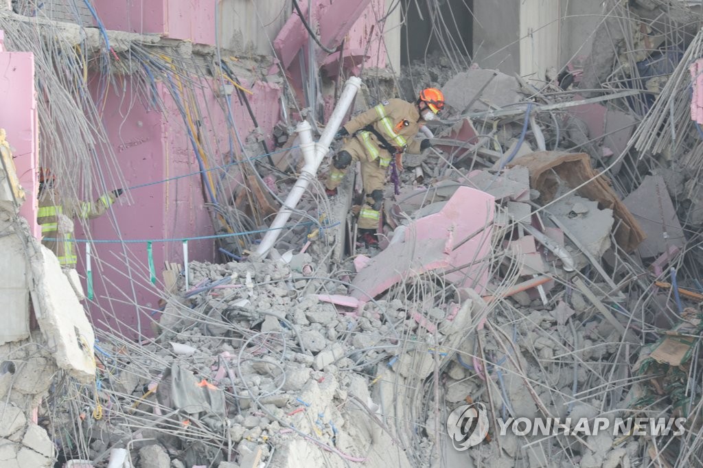 1月27日，在光州在建楼房坍塌事故现场，救援队在该楼28层开展失踪者搜救工作。 韩联社
