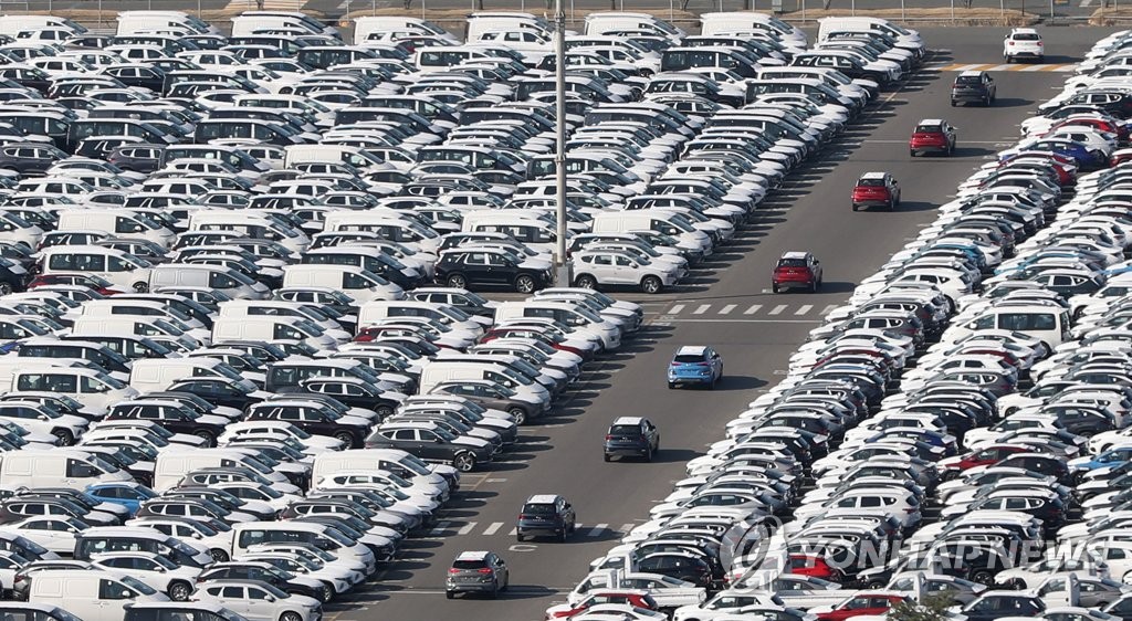 资料图片：等待出口的大批汽车 韩联社