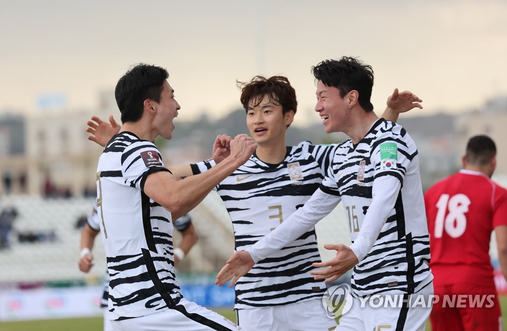 1月27日下午，2022卡塔尔世界杯亚洲区预选赛第三阶段（12强赛）A组第7轮韩国客场对阵黎巴嫩的比赛在黎巴嫩西顿的赛达市政体育场举行。韩国当天以1-0击败黎巴嫩。图为球员们庆祝胜利。 韩联社