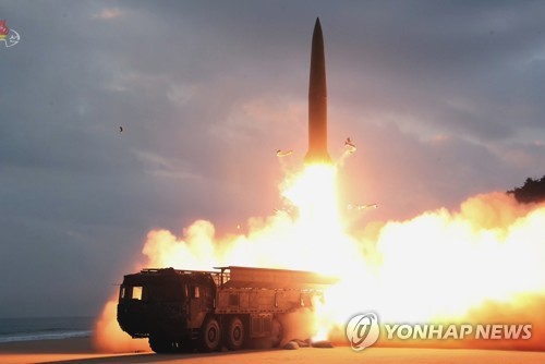 资料图片：朝鲜用移动式发射车发射导弹。 韩联社/朝中社（图片仅限韩国国内使用，严禁转载复制）