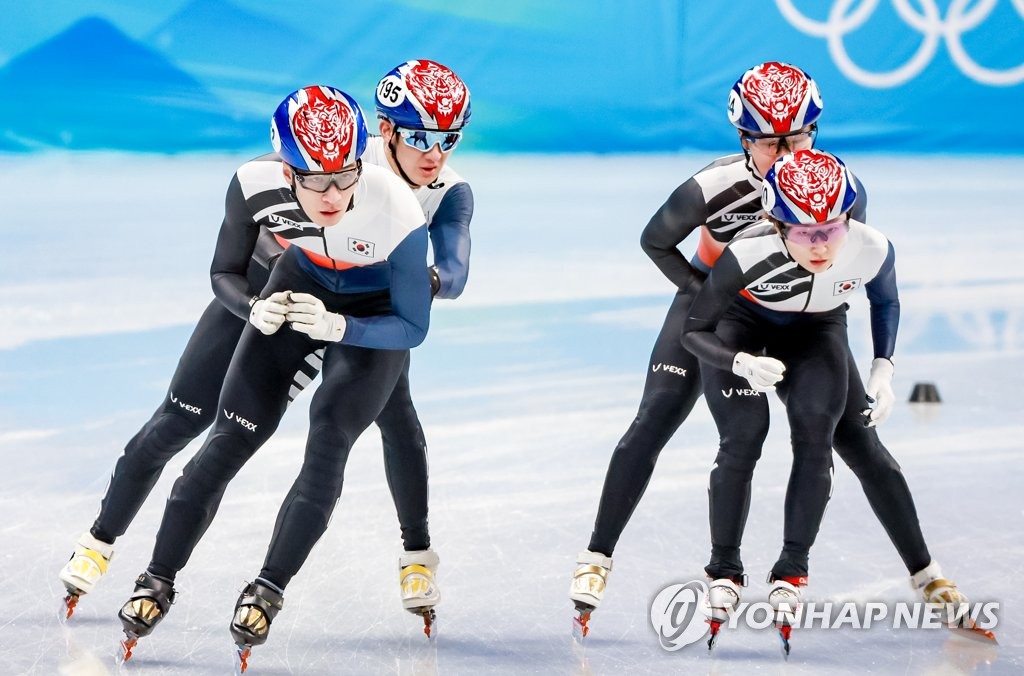 2月2日，在北京首都体育馆，韩国短道速滑代表队正在训练。 韩联社