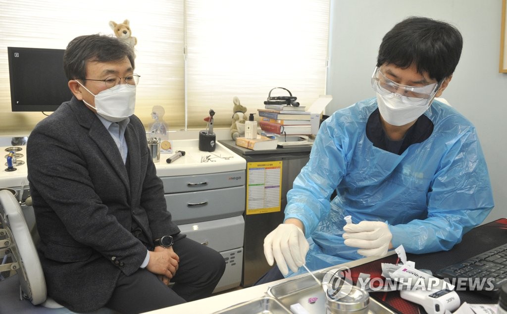 资料图片：保健福祉部长官权德喆检查一线检测工作。 韩联社