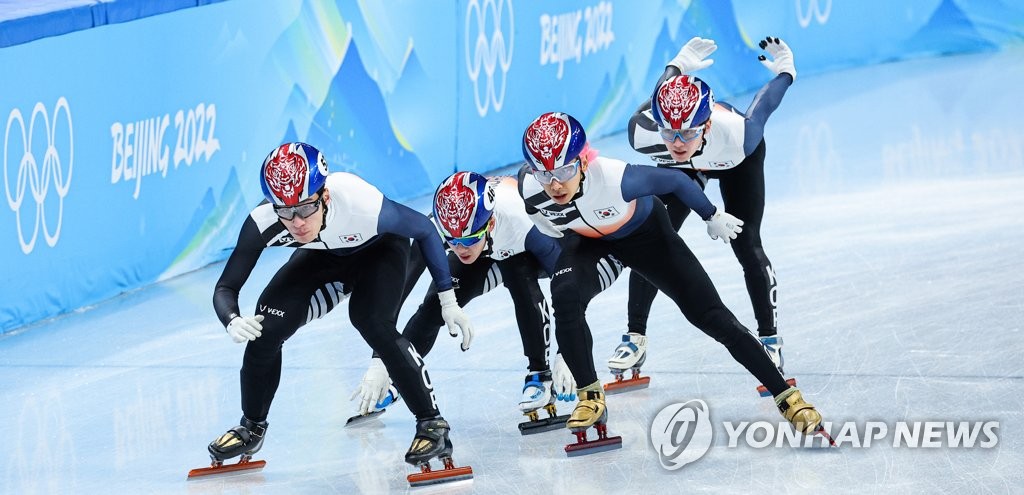 资料图片：2月3日，2022北京冬季奥林匹克运动会短道速滑训练在北京首都体育馆进行。图为韩国队黄大宪（左侧前）、郭润起（右侧前）、李俊瑞（左侧后）和金东昱进行训练。 韩联社