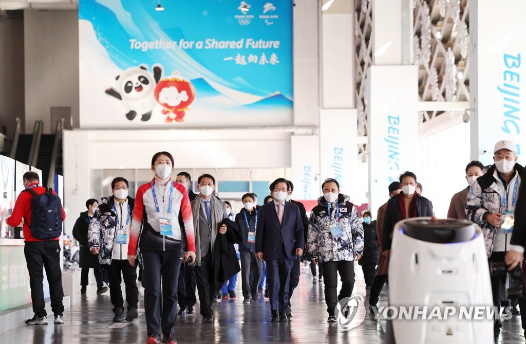 2月4日，在北京，韩国国会议长朴炳锡（前排身着西装）一行参观北京冬奥会主媒体中心（MMC）内部。 韩联社