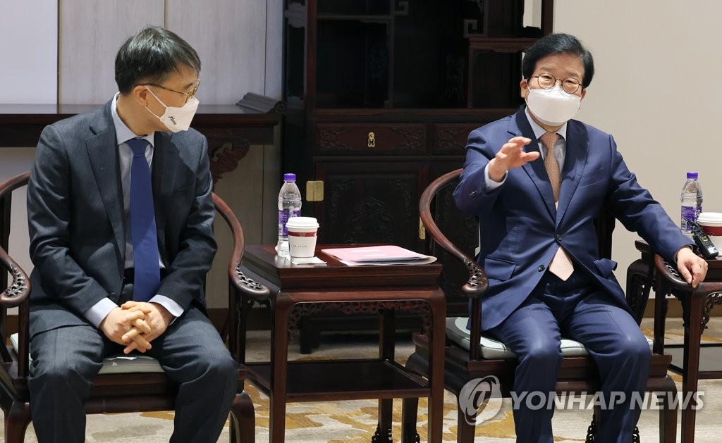 2月4日，在北京冬奥会主媒体中心（MMC），韩国国会议长朴炳锡（右）与韩媒记者亲切交谈。 韩联社