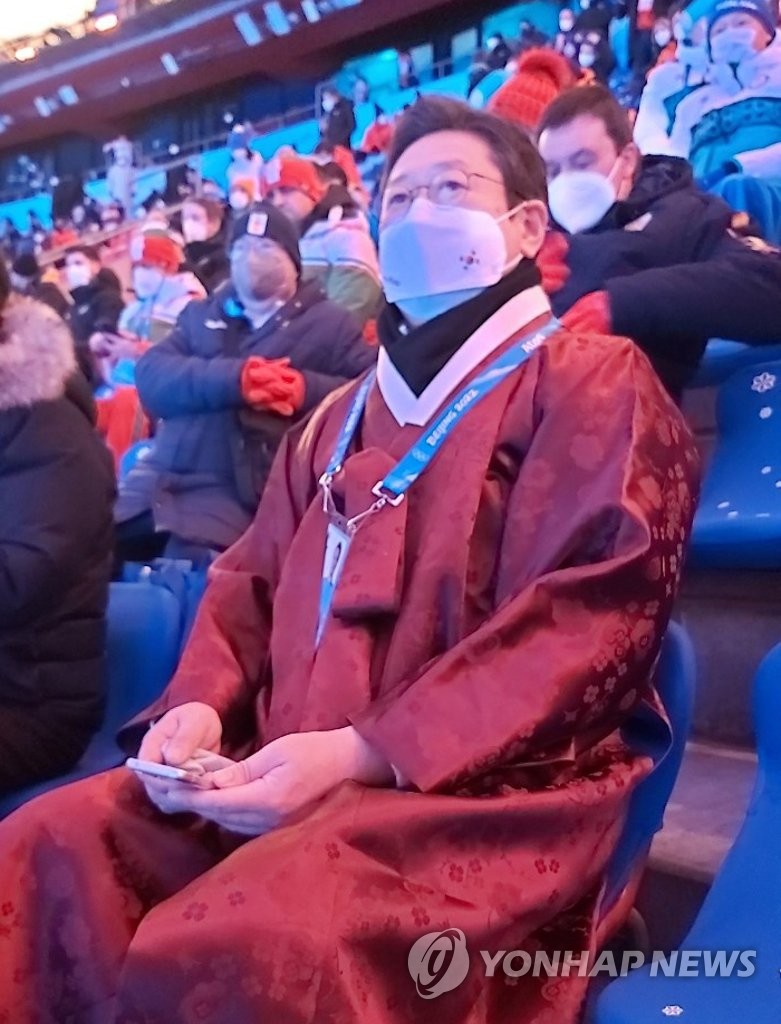 2月4日，2022北京冬奥会开幕式在中国北京的国家体育场举行。图为韩国文化体育观光部长官黄熙穿韩服出席开幕式。 韩联社/文化体育观光部供图（图片严禁转载复制）