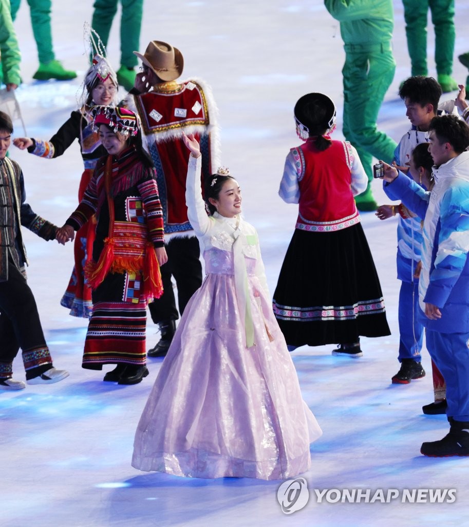2月4日，2022北京冬奥会开幕式在中国北京的国家体育场举行，一名身穿韩服的表演者挥手致意。 韩联社
