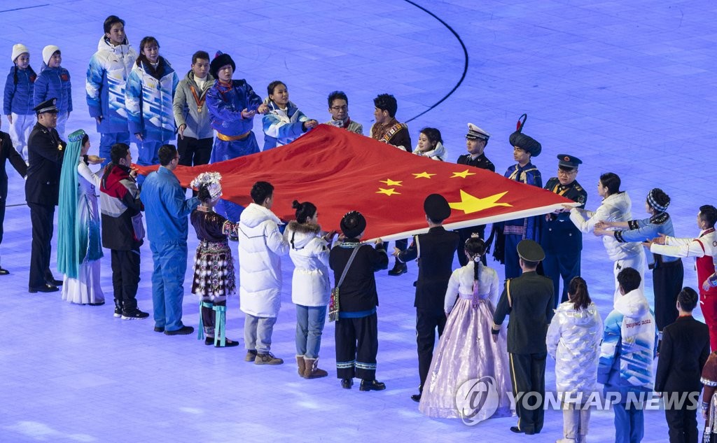 资料图片：2月4日，一名身穿韩服的表演者亮相2022北京冬奥会开幕式。 韩联社