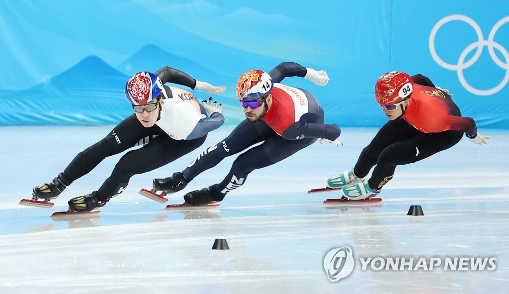2月5日，2022北京冬奥会短道速滑男子1000米预赛在北京首都体育馆举行。图为韩国队选手黄大宪（左一）奋力滑行。黄大宪以1分23秒042的成绩刷新奥运纪录。 韩联社