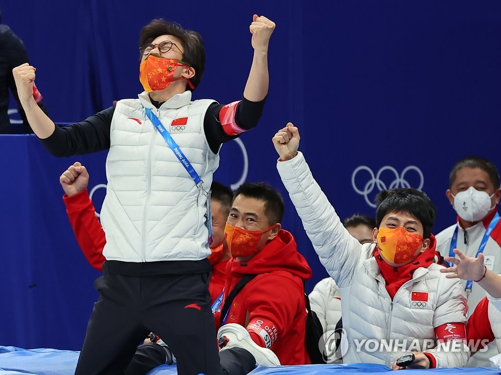 资料图片：2月5日，在北京首都体育馆，金善台（前排左一）和韩裔俄籍教练安贤洙（前排左二）在中国队拿下北京冬奥会短道速滑混合团体接力项目冠军后欢呼庆祝。 韩联社