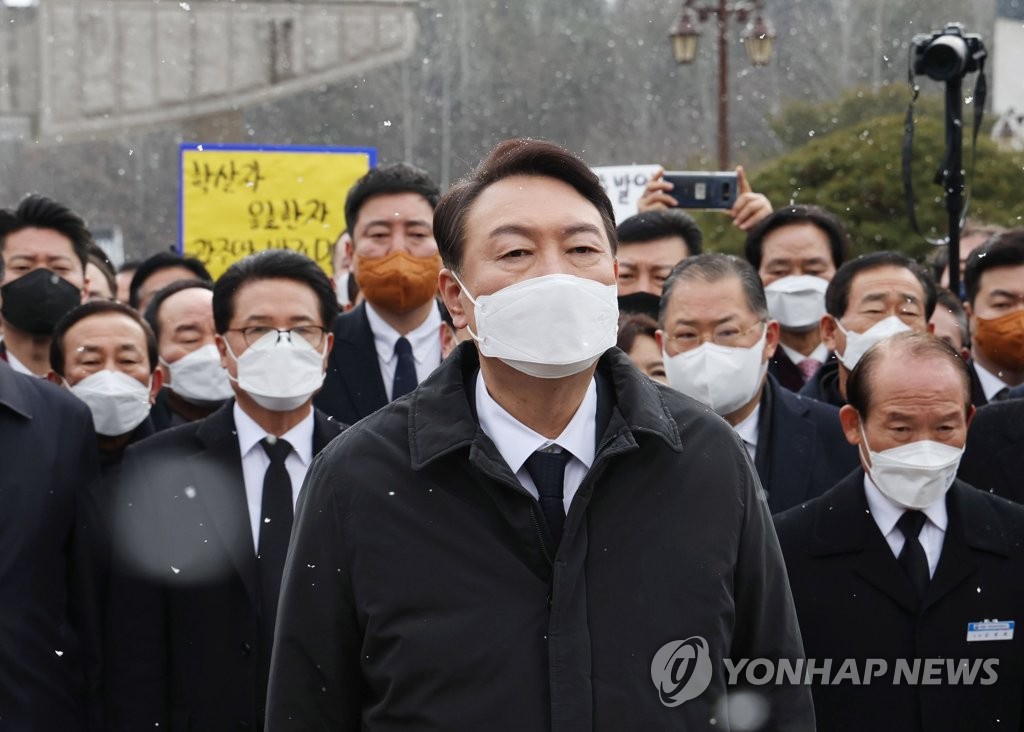 资料图片：2022年2月6日，韩国最大在野党国民力量总统候选人尹锡悦参谒位于光州北区的五一八民运公墓。 韩联社
