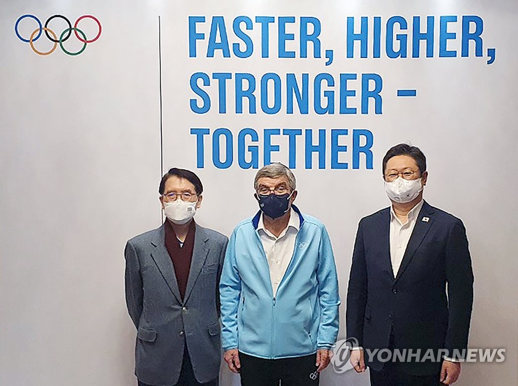 2月5日，在北京，黄熙（右）和国际奥委会（IOC）主席托马斯·巴赫（中）合影留念。 韩联社/韩国文化体育观光部供图（图片严禁转载复制）