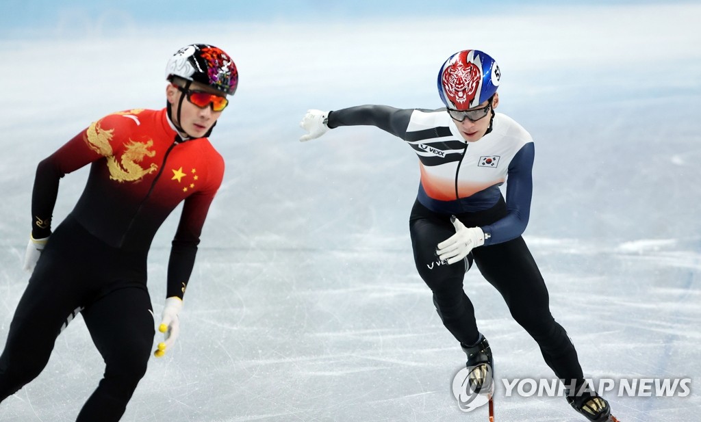 2月7日，在北京首都体育馆，韩国短道速滑名将黄大宪（右）在短道速滑男子1000米四分之一比赛前热身。当天，黄大宪破纪录成功晋级。 韩联社
