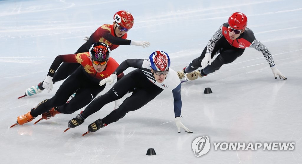 2月7日，在北京首都体育馆，韩国短道速滑名将黄大宪（右二）参加短道速滑男子1000米半决赛。 韩联社