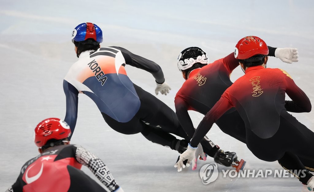 2月7日，在北京首都体育馆，韩国短道速滑名将黄大宪（最前）在短道速滑男子1000米半决赛中全力奋进。 韩联社