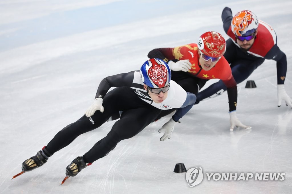 2月7日，在北京首都体育馆举行的2022年北京冬奥会速度滑冰男子1000米1/4决赛中，韩国选手黄大宪（左）奋力冲刺。 韩联社
