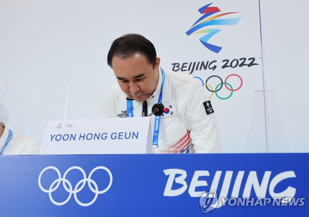2月8日，韩国大韩体育会在北京冬奥会主媒体中心举行记者会。图为韩国体育代表团团长尹洪根在发言前鞠躬致意。 韩联社