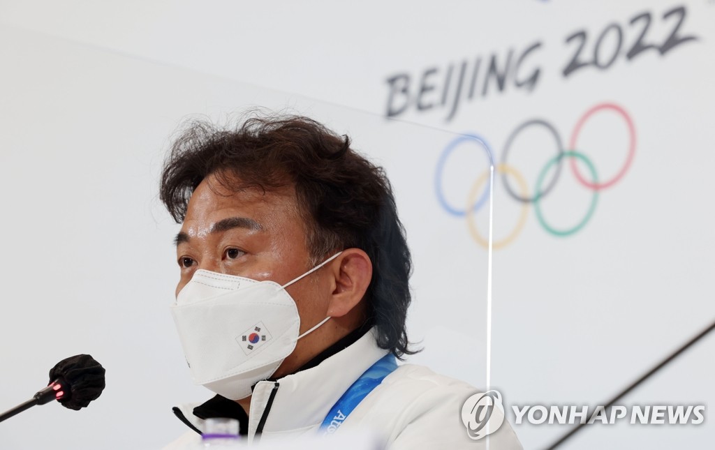 2月8日，在北京冬奥主媒体中心，崔龙九在韩国代表团紧急记者会上就判罚不公表态。韩国代表团表示，韩国两名短道速滑男选手在1000米比赛中遭不公平判罚，将诉诸国际体育仲裁院。 韩联社