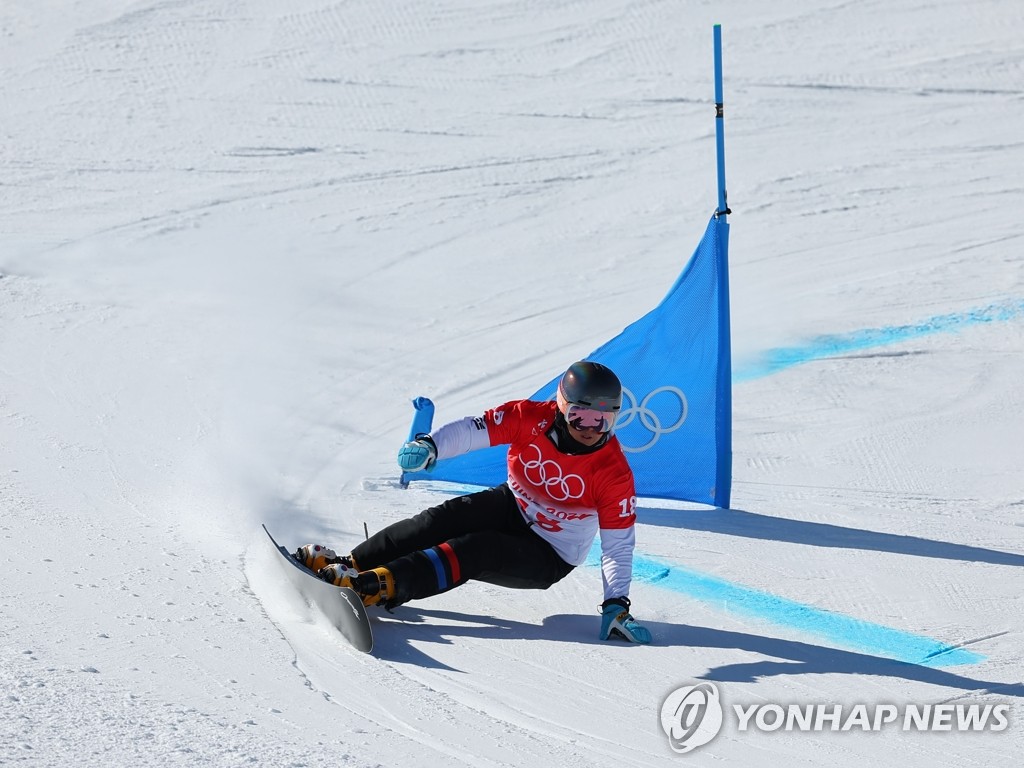 2月8日，在中国河北张家口云顶滑雪公园，韩国滑雪选手金相谦正在参加2022北京冬奥单板滑雪男子平行大回转资格轮赛事。 韩联社