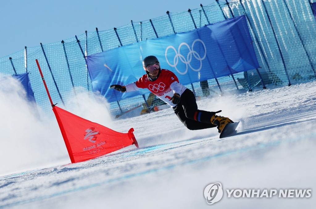 2月8日，在中国河北张家口云顶滑雪公园，韩国滑雪选手李相昊正在参加2022北京冬奥单板滑雪男子平行大回转16强比赛。 韩联社