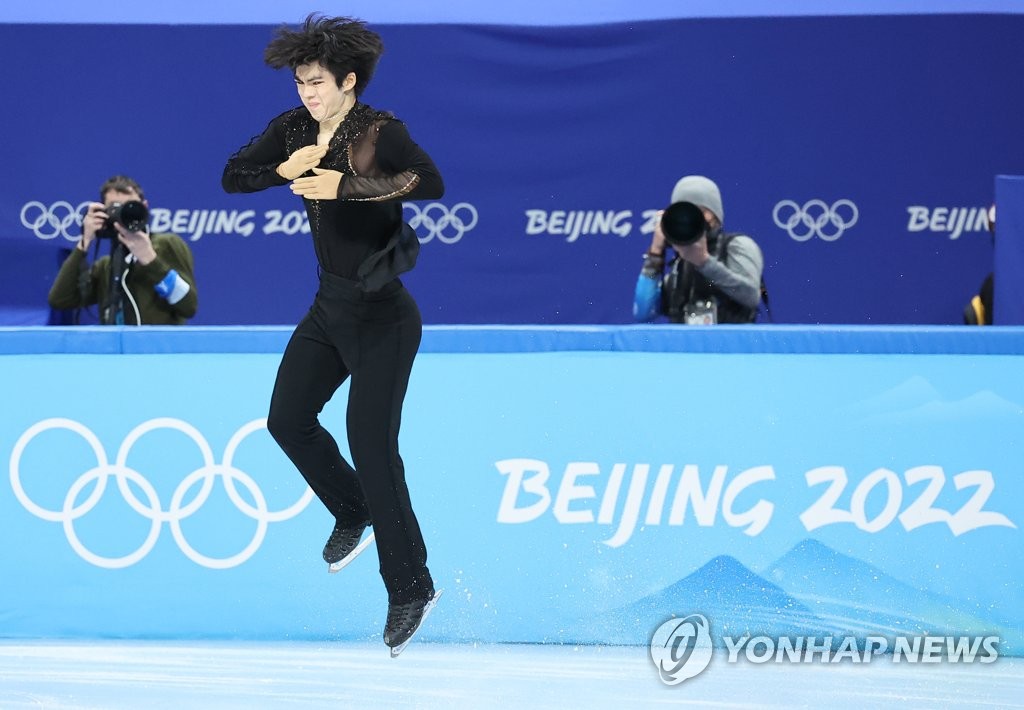 2月8日，在中国北京首都体育馆，韩国花滑选手车俊焕在2022北京冬奥花滑男子单人滑短节目项目中展开精彩表演。 韩联社