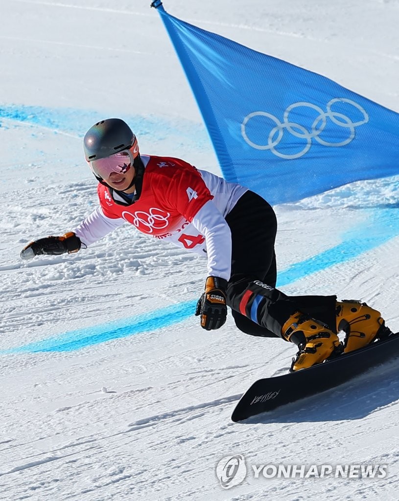 2月8日，在中国河北张家口云顶滑雪公园，韩国滑雪选手李相昊正在参加2022北京冬奥单板滑雪男子平行大回转16强比赛。 韩联社