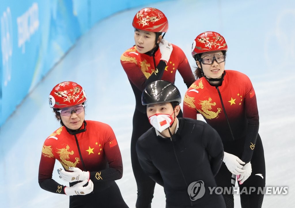 资料图片：安贤洙带领中国短道速滑女队训练。 韩联社