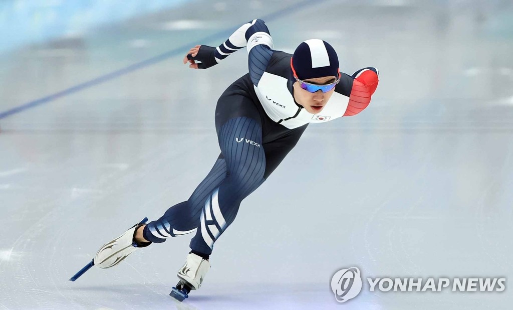 2月8日，2022年北京奥运会速滑男子1500米比赛在北京国家速滑馆进行。图为韩国选手金慜锡冲向终点。 韩联社