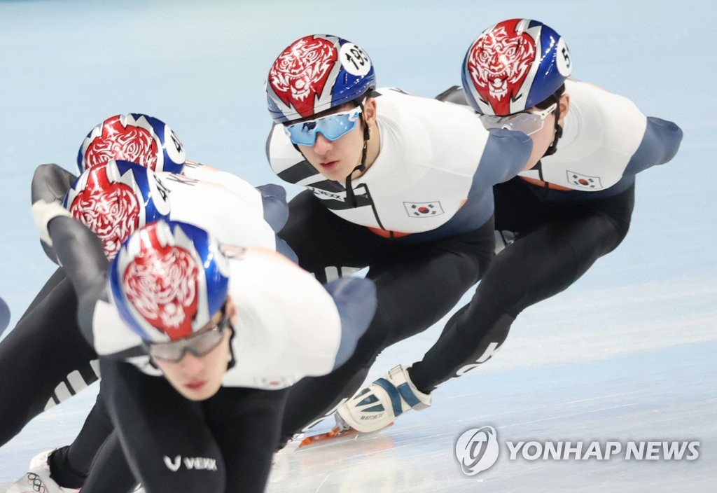 资料图片：2月8日，在北京首都体育馆，韩国短道速滑队进行赛前训练。 韩联社