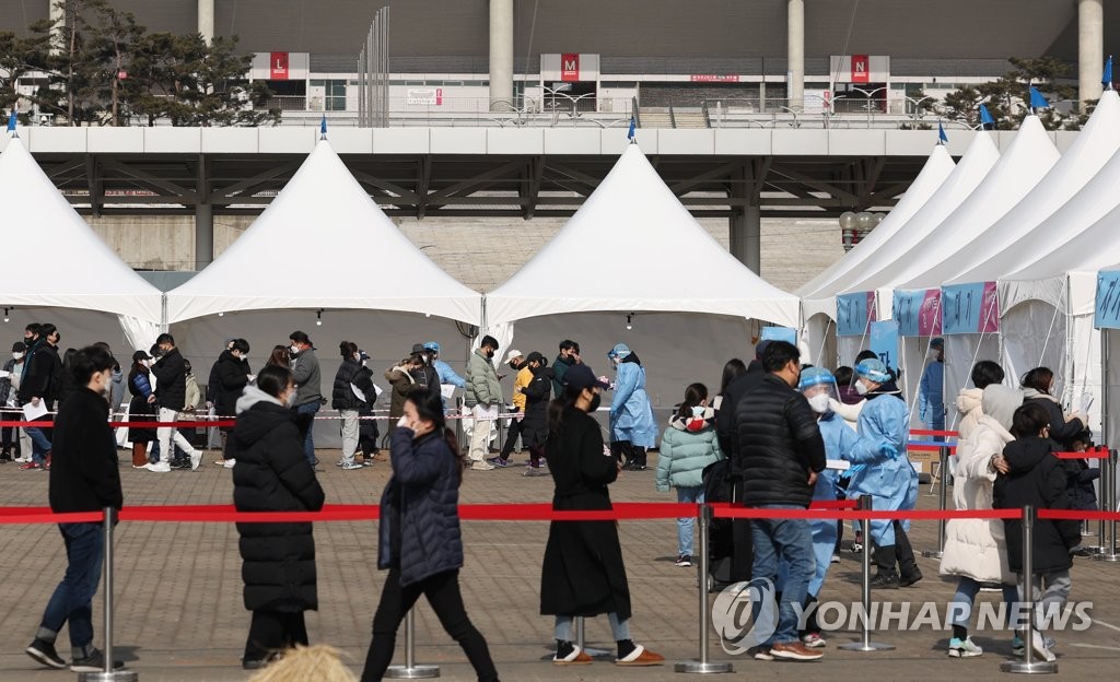 资料图片：2月9日，在设于首尔麻浦区世界杯公园和平广场的筛查诊所，等待接受病毒检测的市民排成长龙。 韩联社