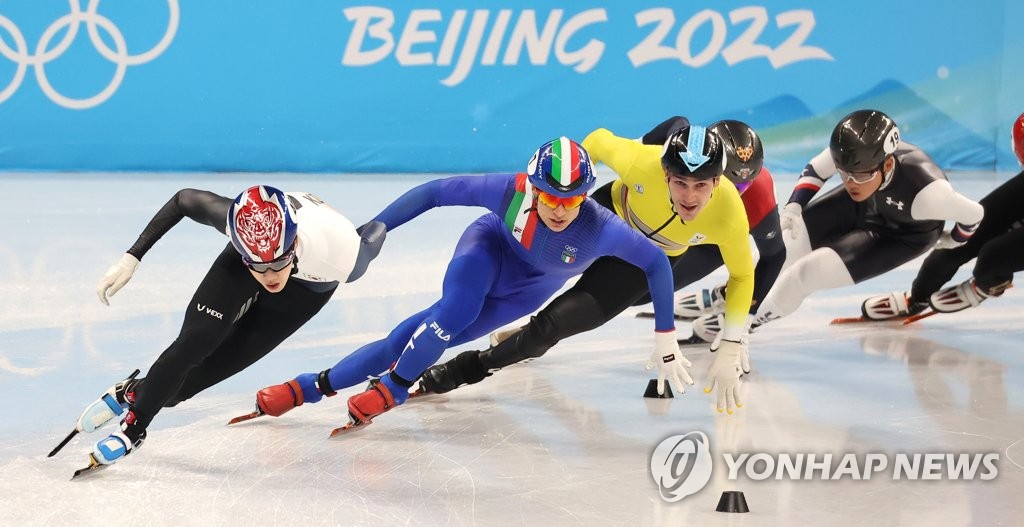 2月9日，2022年北京冬奥会短道速滑项目男子1500米四分之一决赛在首都体育馆举行。图为韩国选手李俊瑞（左）参加比赛。 韩联社