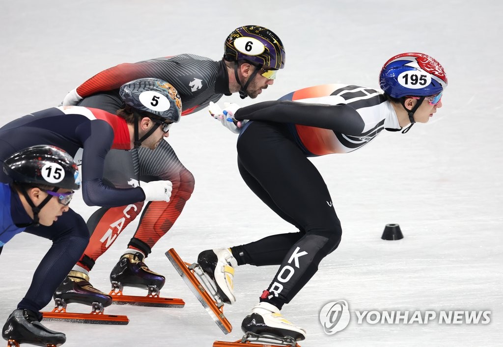 2月9日，2022年北京冬奥会短道速滑项目男子1500米四分之一决赛在首都体育馆举行。图为韩国选手朴章爀（右）冲向终点。 韩联社