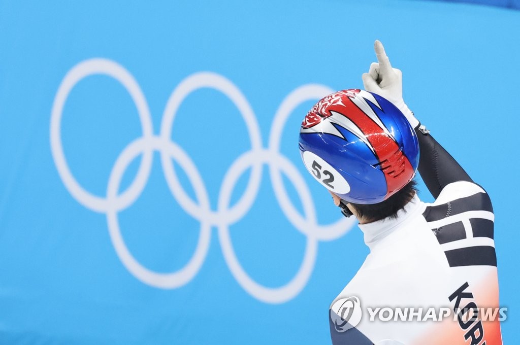 2月9日下午，在北京首都体育馆，黄大宪欢庆夺得短道速滑1500米金牌。 韩联社