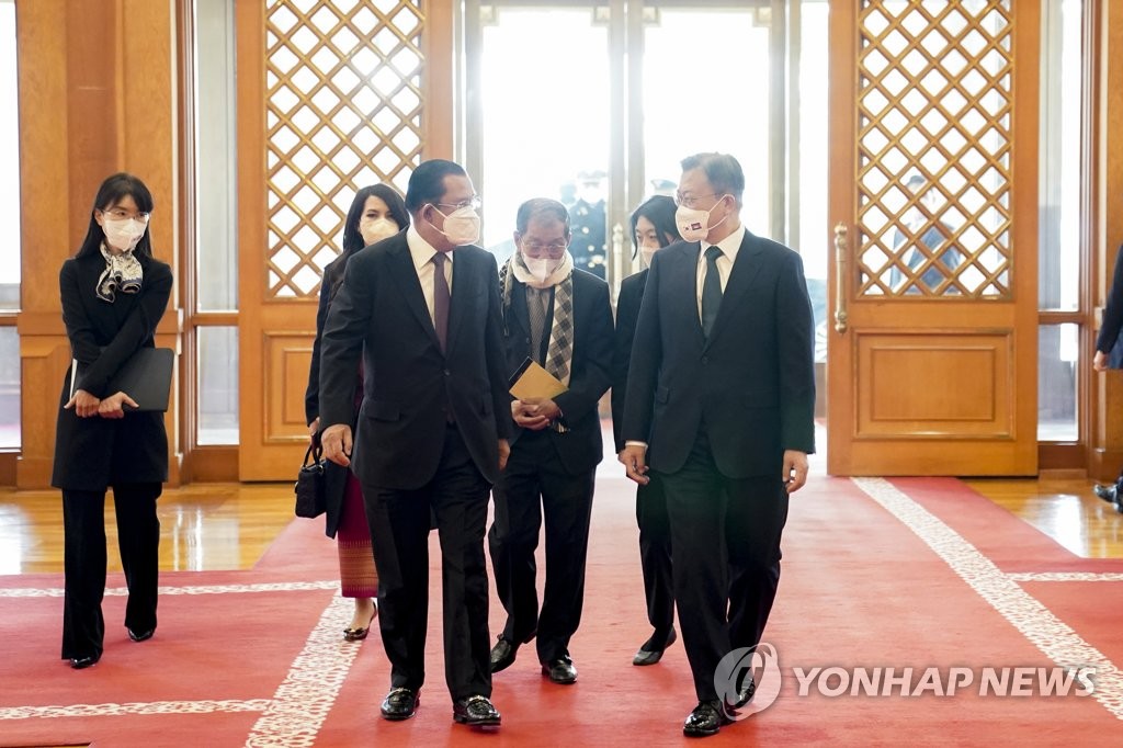 2月11日，在青瓦台，韩国总统文在寅（右）会见柬埔寨首相洪森。 韩联社
