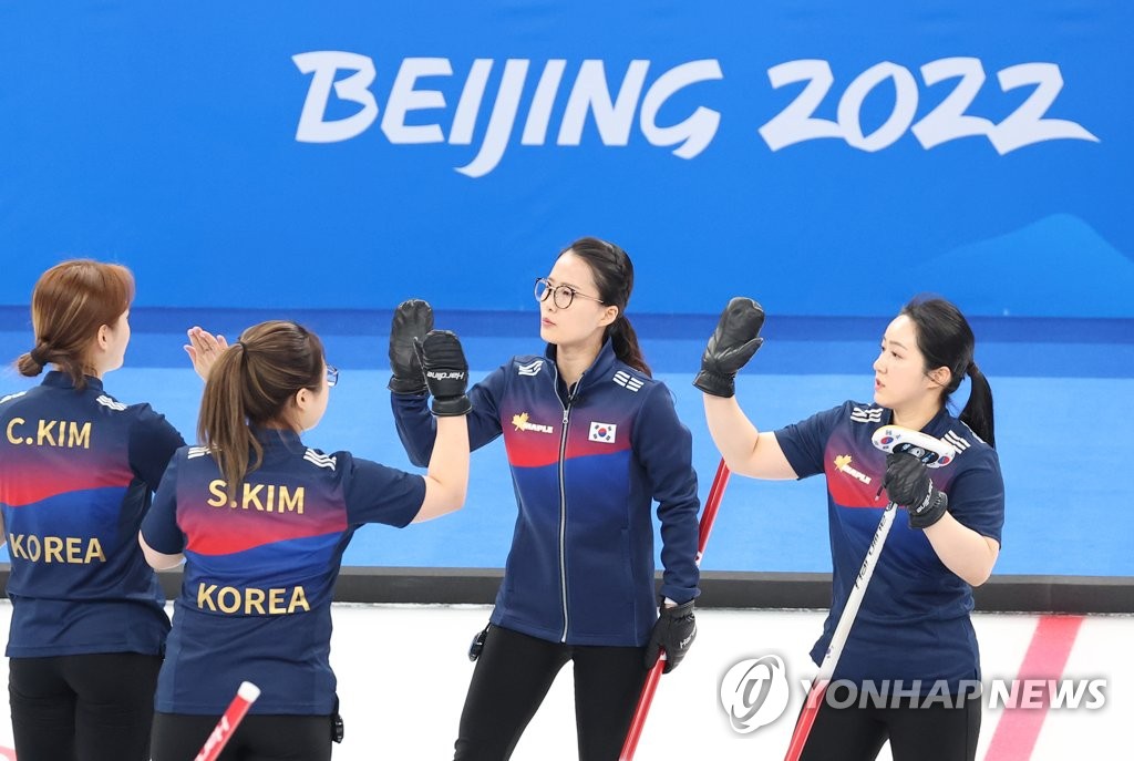 2月11日，在国家游泳中心“冰立方”，2022年北京冬奥会冰壶女子循环赛韩国队对阵英国队。当天，韩国队以9比7取得首场胜利。 韩联社