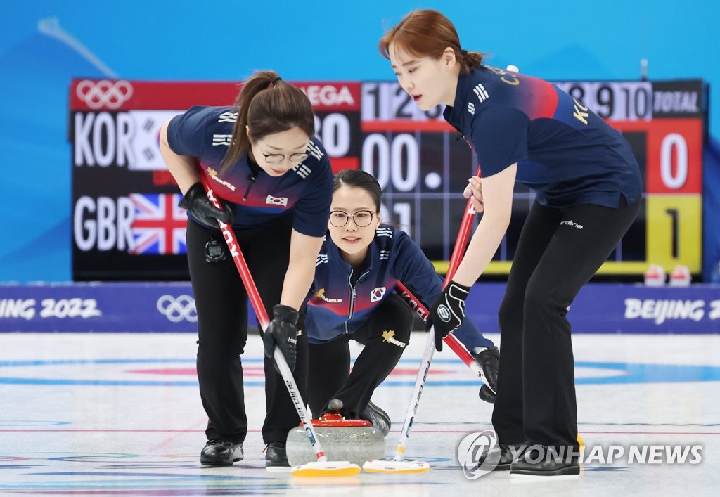 2月11日，在国家游泳中心“冰立方”，2022年北京冬奥会冰壶女子循环赛韩国队对阵英国队。当天，韩国队以9比7取得首场胜利。 韩联社