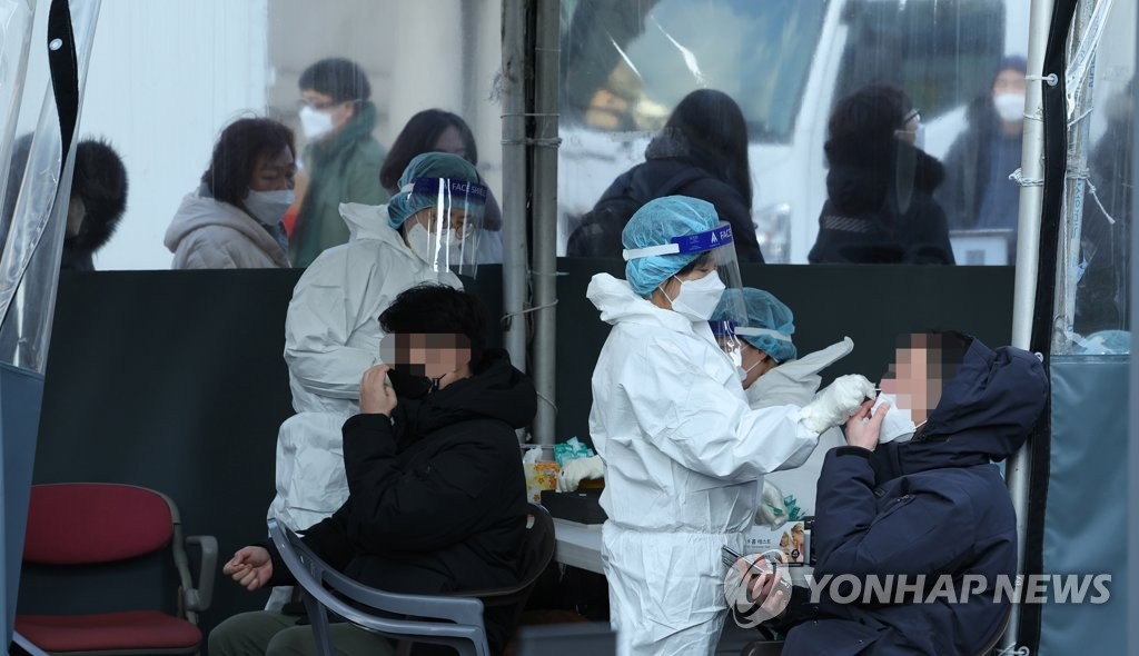 资料图片:2月16日,在设于首尔站的临时筛查诊所,市民接受快速抗原检测