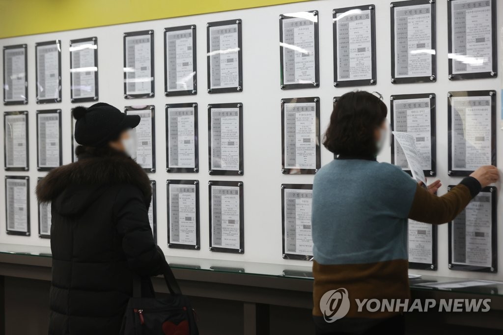 资料图片：求职者查看招聘信息。 韩联社
