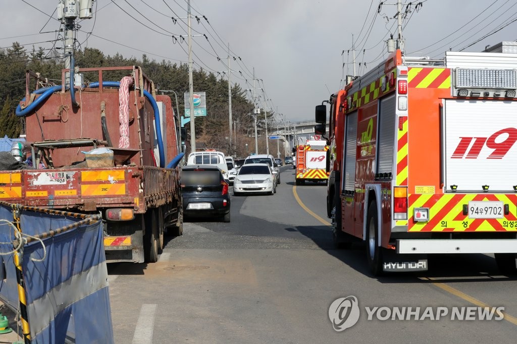 2月16日，在庆尚北道盈德郡，各地消防车驰援扑救。 韩联社