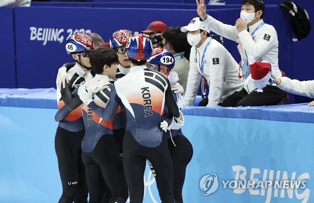 2月16日，在首都体育馆进行的北京冬奥短道速滑男子5000米接力决赛中，韩国队摘得银牌后相拥庆祝。 韩联社