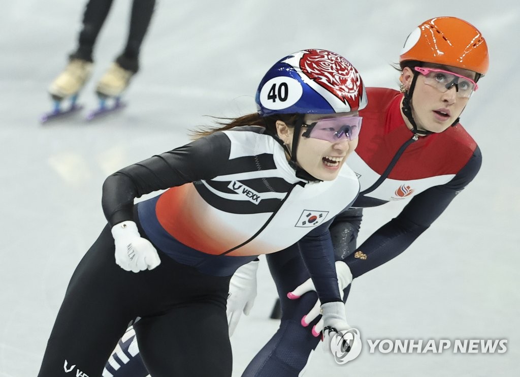 2月16日，在首都体育馆进行的北京奥运短道速滑女子1500米决赛中，崔珉祯率先滑过终点线。 韩联社