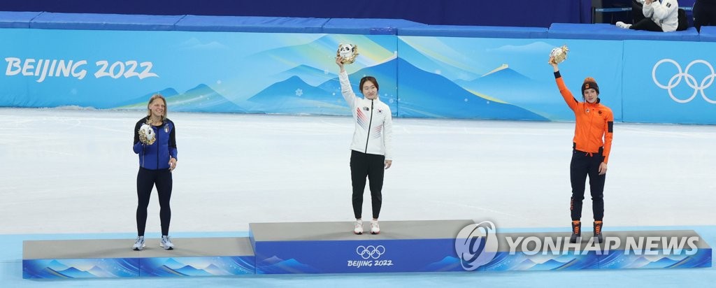 2月16日，北京冬奥会短道速滑女子1500米比赛颁奖仪式在北京首都体育馆举行，崔珉祯手捧金色版“冰墩墩”站上最高领奖台。 韩联社