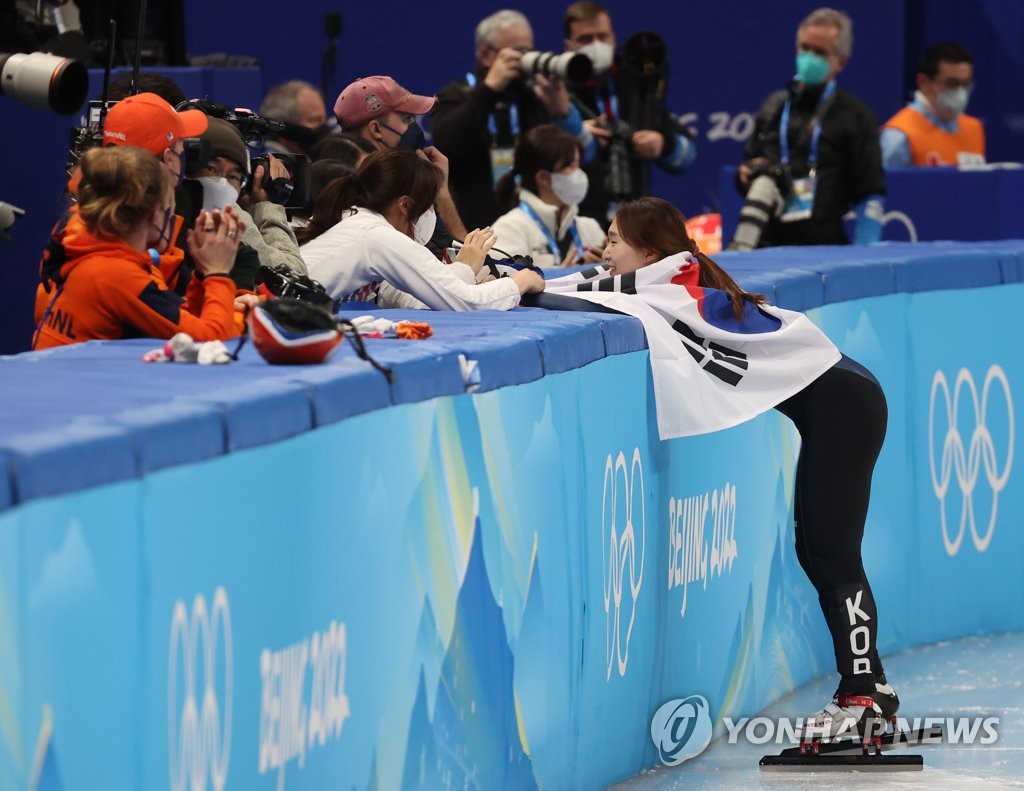 2月16日，在北京首都体育馆进行的北京冬奥会短道速滑女子1500米决赛中，崔珉祯夺得金牌后与队友庆祝。 韩联社